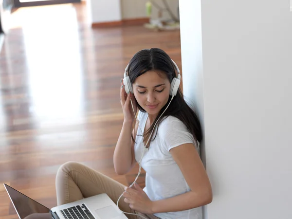 Wanita di rumah bekerja di komputer laptop — Stok Foto