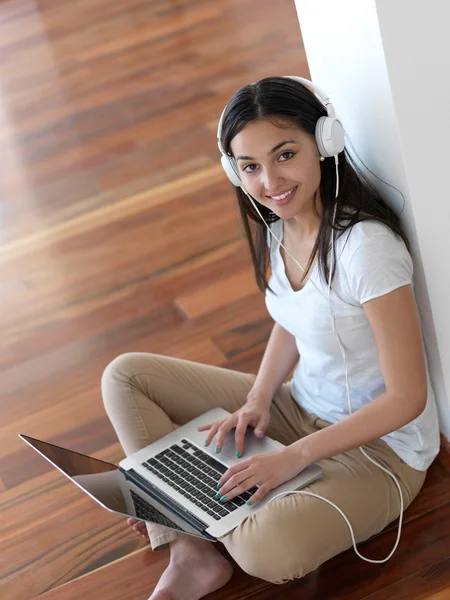 Woman at home working on laptop computer — Stock Photo, Image