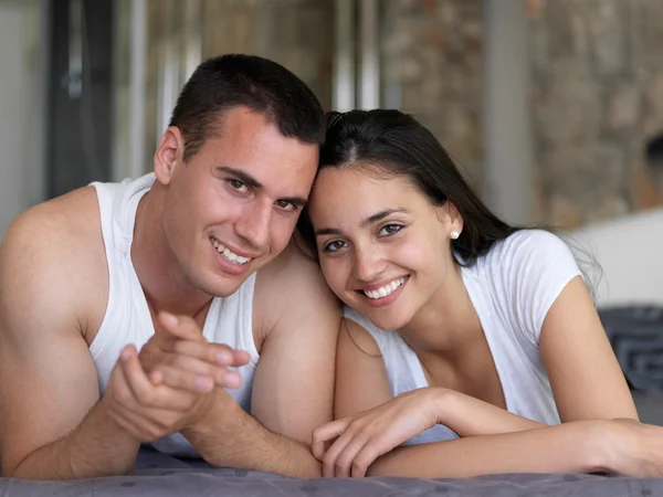 Paar ontspannen en plezier hebben in bed — Stockfoto