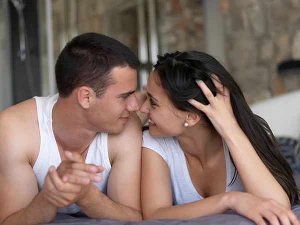 Paar entspannen und Spaß im Bett haben — Stockfoto