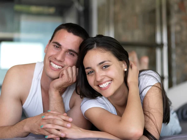 Casal relaxar e se divertir na cama — Fotografia de Stock