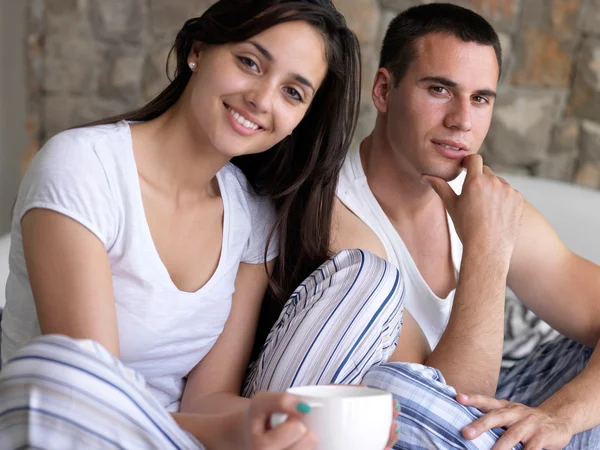 Paar ontspannen en plezier hebben in bed — Stockfoto