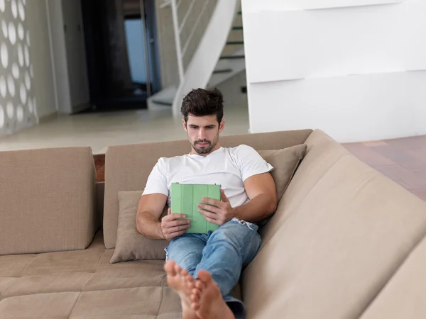 Hombre usando tableta tableta ordenador — Foto de Stock