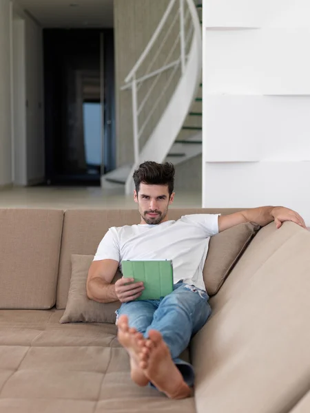 Hombre usando tableta tableta ordenador — Foto de Stock