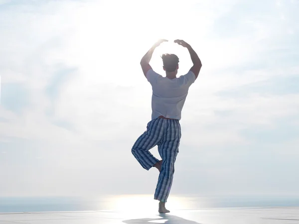 Jonge man die yoga beoefent — Stockfoto