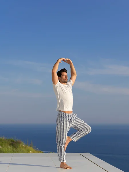 Yoga yapan genç adam. — Stok fotoğraf