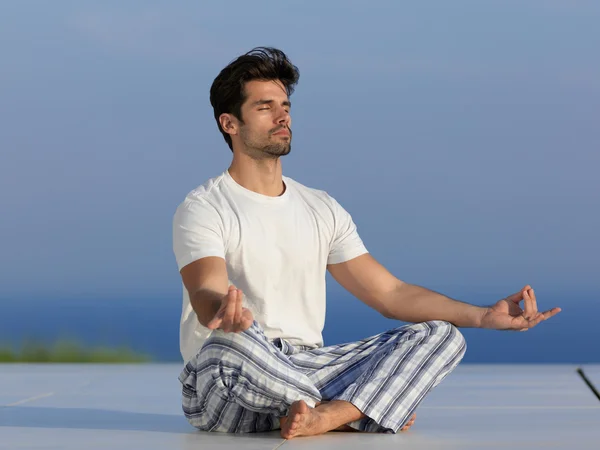 Giovane uomo che pratica yoga — Foto Stock