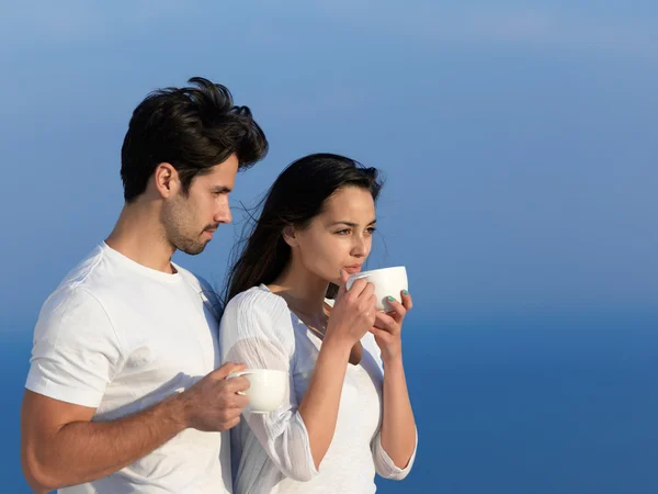 Glückliches junges romantisches Paar — Stockfoto