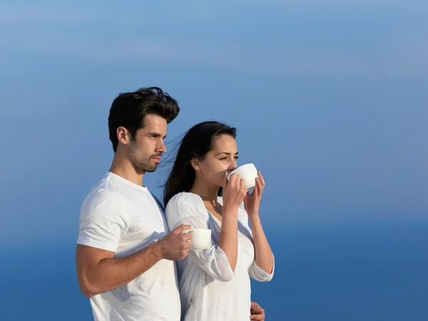 Feliz jovem casal romântico — Fotografia de Stock