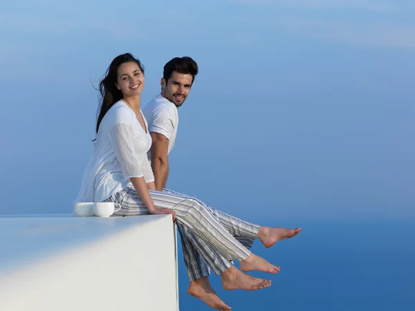 Feliz jovem casal romântico — Fotografia de Stock