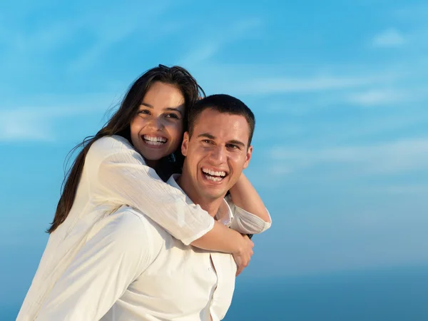 Feliz joven pareja romántica — Foto de Stock