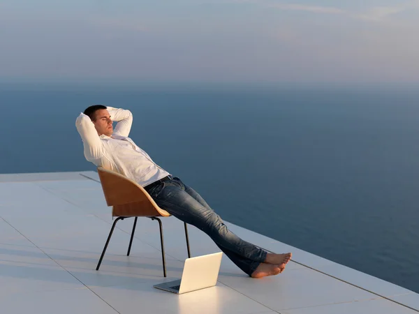 Entspannter junger Mann auf dem heimischen Balkon — Stockfoto