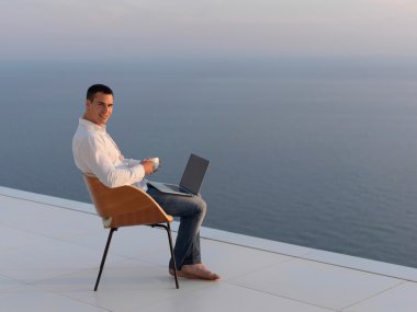 Ev balkon, rahat genç adam