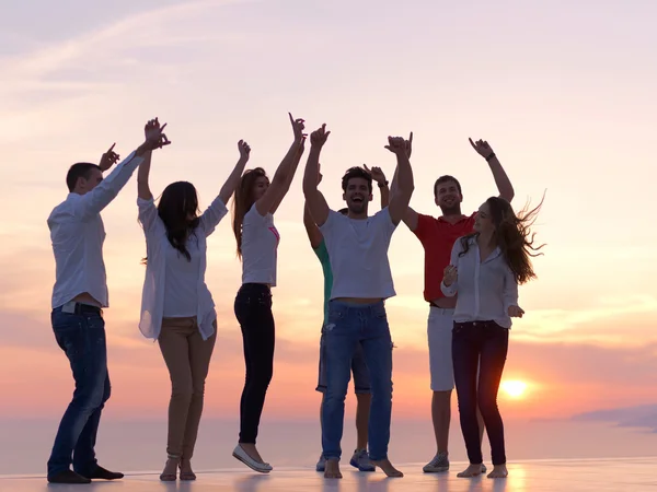 Partij mensen bij zonsondergang — Stockfoto