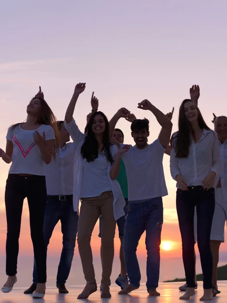 Partyvolk bei Sonnenuntergang — Stockfoto