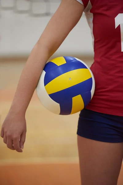 Flicka inomhus spela volleyboll — Stockfoto
