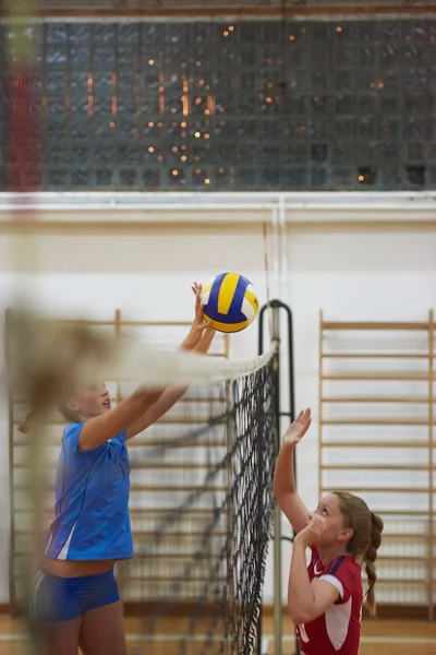 Jonge mooie meisjes spelen volleybal — Stockfoto