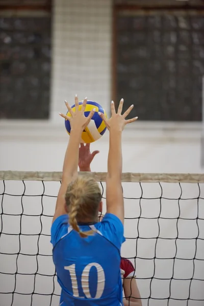 Schöne Mädchen in der Halle spielen Volleyball — Stockfoto