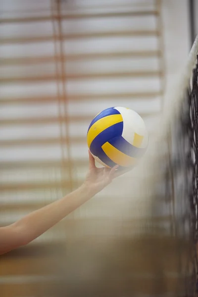 Chica interior jugando voleibol — Foto de Stock