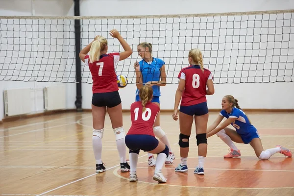 Unga vackra tjejer spelar volleyboll — Stockfoto