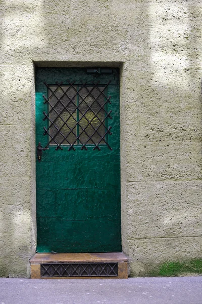 Hermosa puerta verde antiguo — Foto de Stock