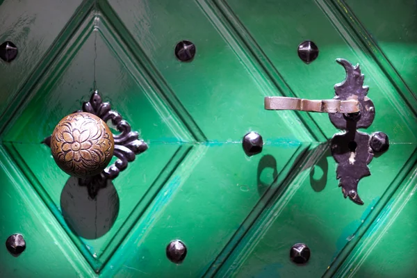 Зеленая дверь закрыта — стоковое фото