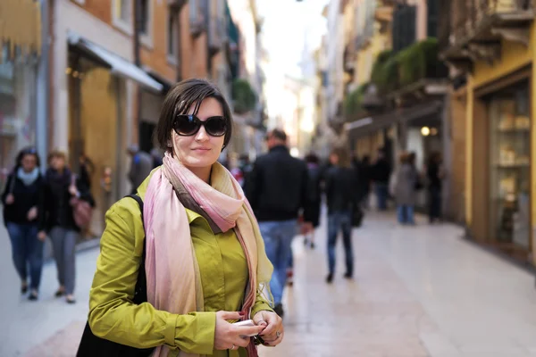 Toeristische vrouw in verona — Stockfoto