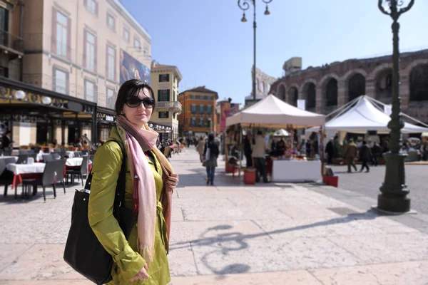 Turistické žena v verona — Stock fotografie