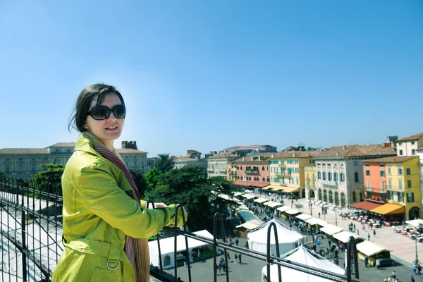 Turystyczny kobieta w Weronie — Zdjęcie stockowe