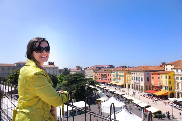 Toeristische vrouw in verona — Stockfoto