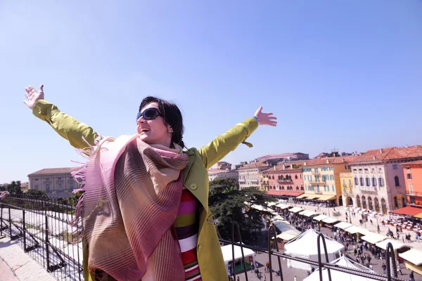 Туристична жінка у Вероні — стокове фото