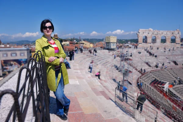 베로나에서 관광 여자 — 스톡 사진