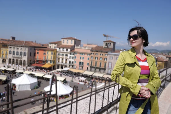 Tourist woman in verona — Stock Photo, Image