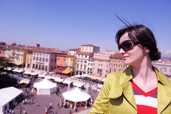 Tourist woman in verona — Stock Photo, Image