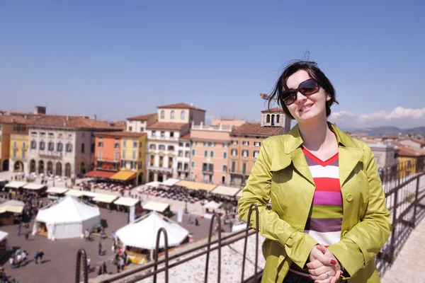 Tourist woman in verona — Stock Photo, Image