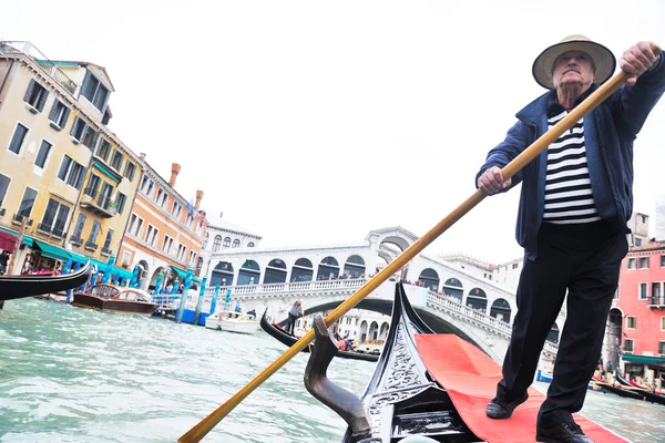 Venetië Italië, gondel stuurprogramma in grand kanaal — Stockfoto