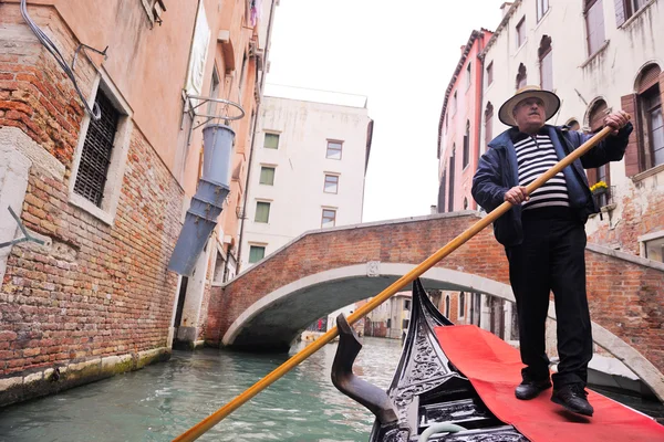 Venecia italia, conductor de góndola en gran canal —  Fotos de Stock