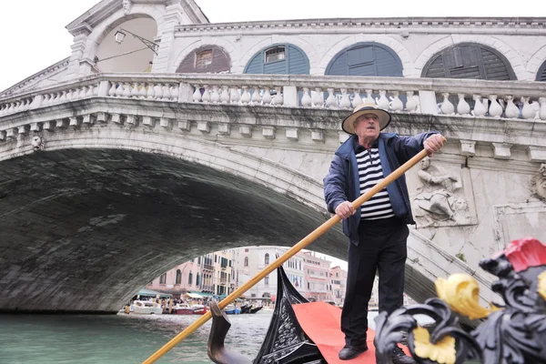 Itálie Benátky, gondoly řidič v grand kanál — Stock fotografie