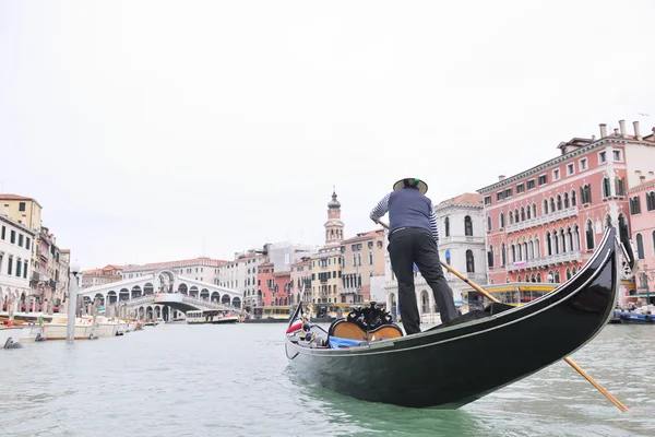 Venetië Italië, gondel stuurprogramma in grand kanaal — Stockfoto