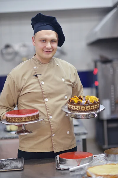 Chef preparing desert cakes — Stock Photo, Image
