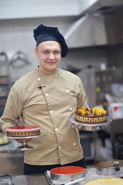 Szef kuchni przygotowuje pustynia ciasta — Zdjęcie stockowe