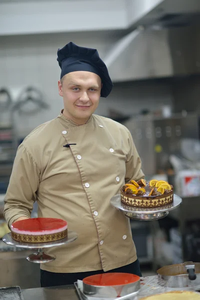 Chef preparing desert cakes — Stock Photo, Image