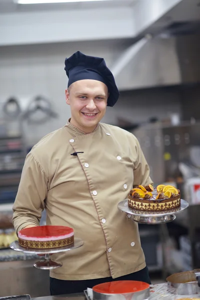 Chef bereitet Desserttorten zu — Stockfoto