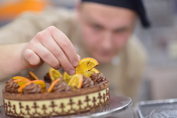 Koch bereitet Desserttorte zu — Stockfoto