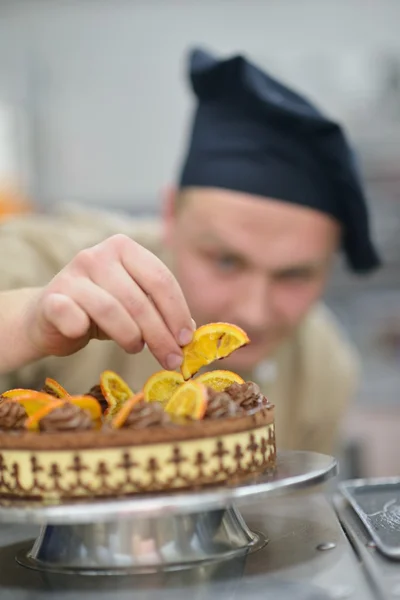 Koch bereitet Desserttorte zu — Stockfoto