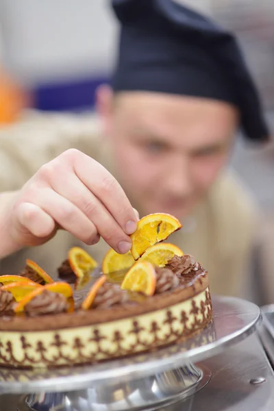 Készül a sivatagi torta Chef — Stock Fotó