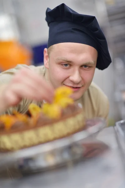 Chef preparing desert cake — Stock Photo, Image