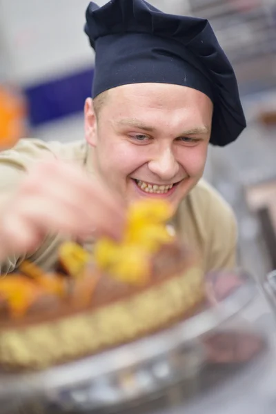 Šéfkuchař připravuje pouštní dort — Stock fotografie