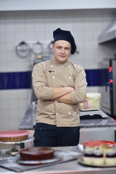 Chef préparant des gâteaux du désert — Photo