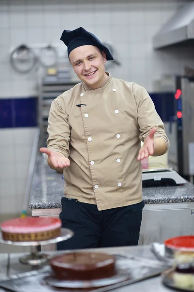 Šéfkuchař připravuje pouštní dorty — Stock fotografie